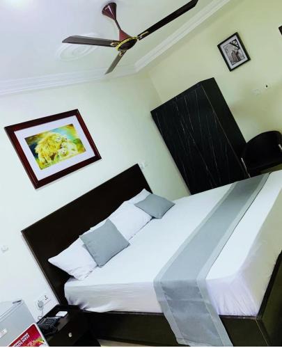 Amasaman Hotel | 105 Inn