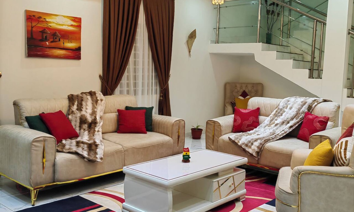 Kweiman House | 3 Bedroom Gorgeous Home, Gated with Security Cams & Mountain Views!