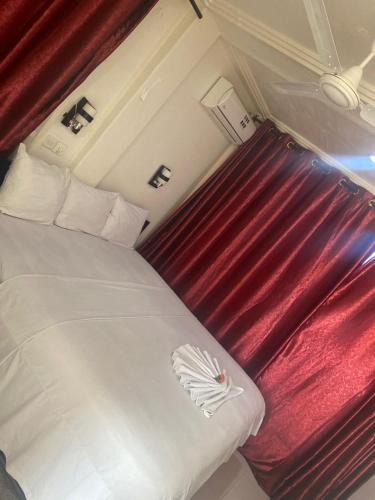 Madina Bed & Breakfast | All White Lodge