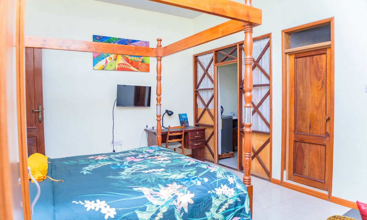 Akyinim House | Art and Leisure-EB Hotel