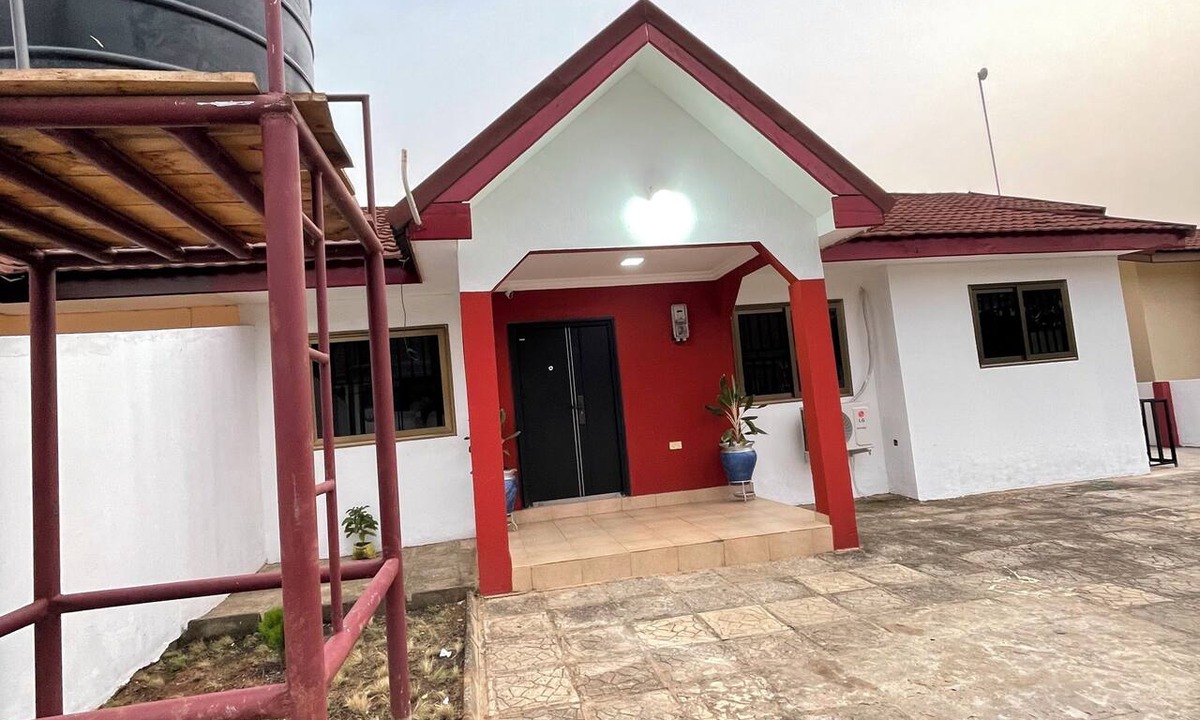 Accra Apartment | Charming 3-bedroom apartment with AC in Accra Oyarifa