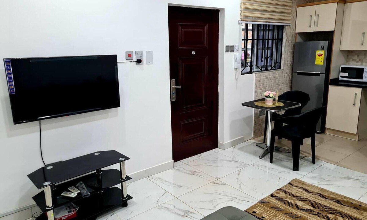 Adenta Apartment | Comfy & Cozy Hideout ~ Close to Highway ~parking