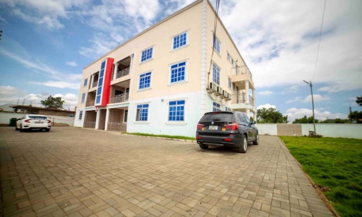 Accra Apartment | CZECH HOUSE - spacious furnished 2 or 3 bdrm apt in Accra