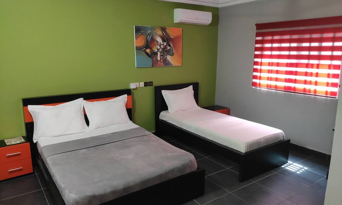 Lome House | Deluxe Twin Beds Bedroom In Lome Togo