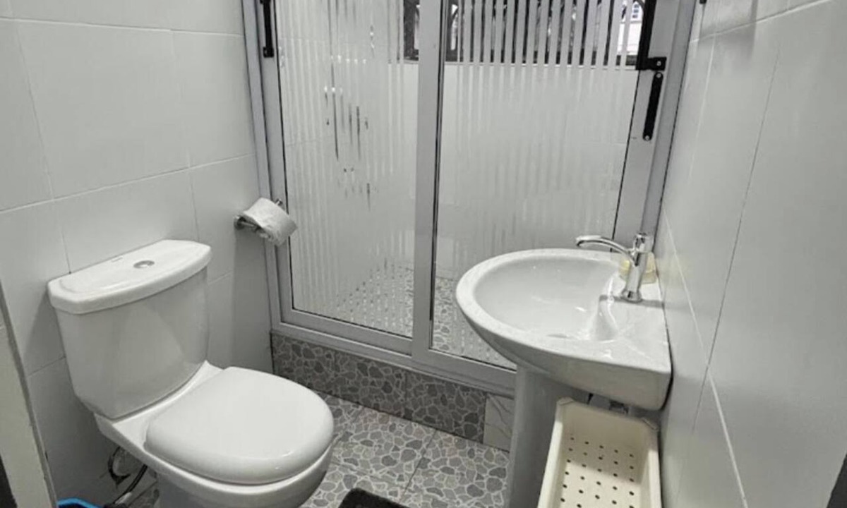 Kumasi Apartment | Enjoy this cosy modern studio room with your family, easy access to town.