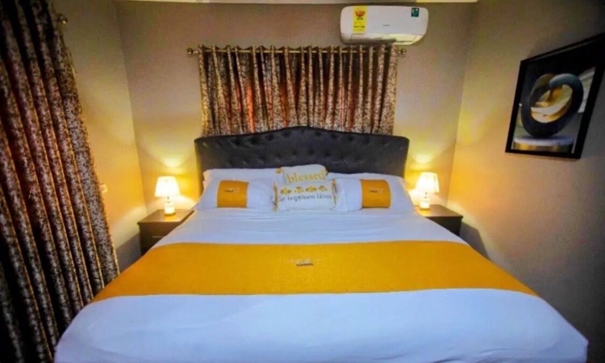 Accra House | GHL G Floor 2 bedrooms Sleep 4. DSTV, WiFi and Solar for work or leisure.