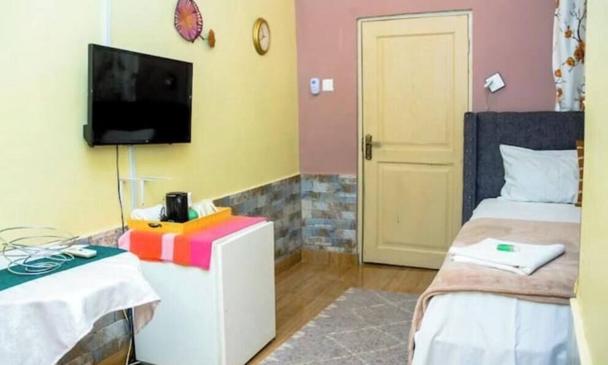 Koforidua Bed & Breakfast | Home Away From Home - Calm & Stylish Retreat for a Relaxing Stay