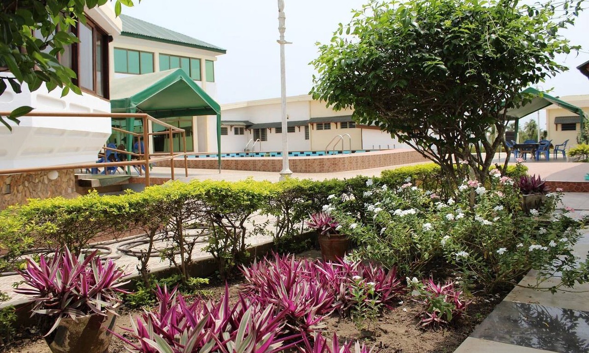 Cape Coast House | Loreto Palm Villa: 17 en-suite AC rooms with on-site restaurant