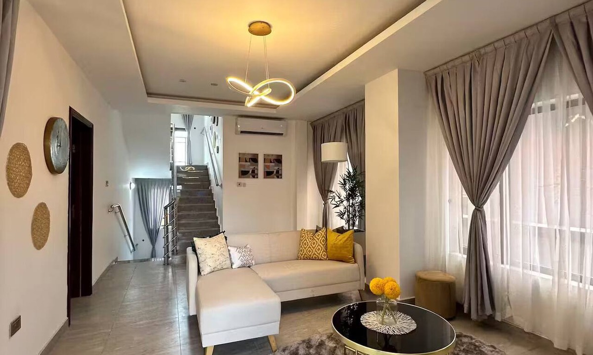 Labone House | Luxe 4BR Home +Staff Room/Labone