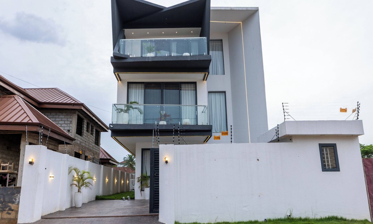 Ogbodjo House | Luxurious, smart 4BD with pool and 24/7 concierge