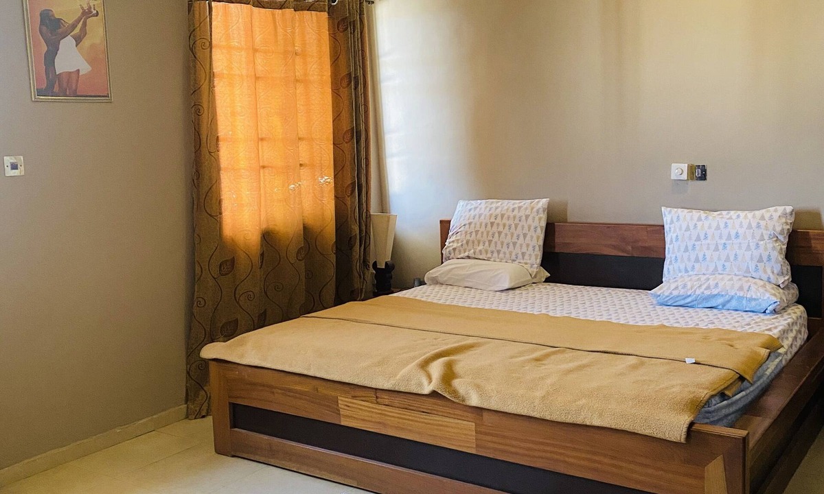 Sekondi-Takoradi Cabin | Luxurious Ten-Bedroom Lodge Apartment