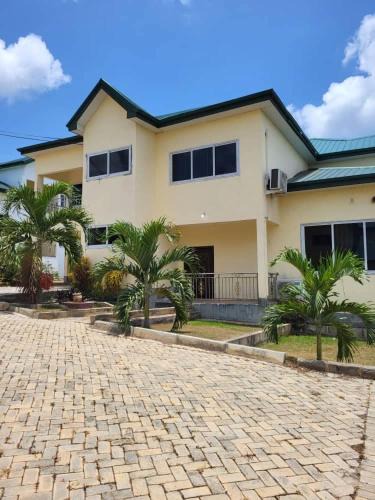 Cape Coast House | Luxury Retreat Pool Good for Groups Cape Coast