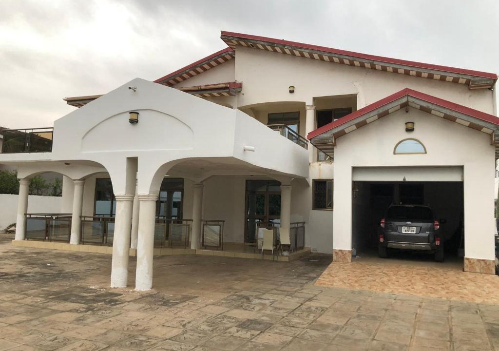 Nungua House | Magnificent mansion with ample parking!