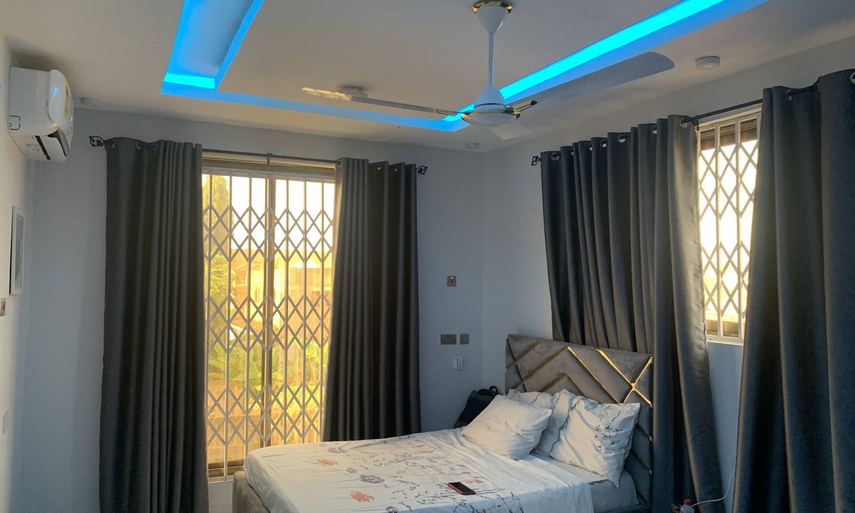 Cape Coast Bed & Breakfast | Modern 2 bed apartment with balcony, kitchen and air-con. Close to castle tours