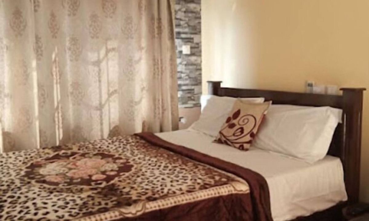 Ngleshi Amanfro Hotel | Nsuro Hotel