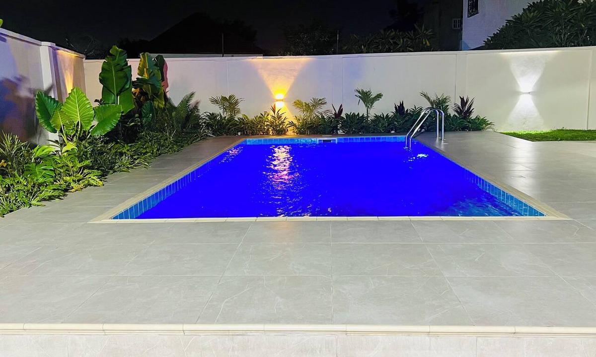 Teshie House | Palms Garden Luxury 4bd/ba +pool +optional car in West Trasacco.