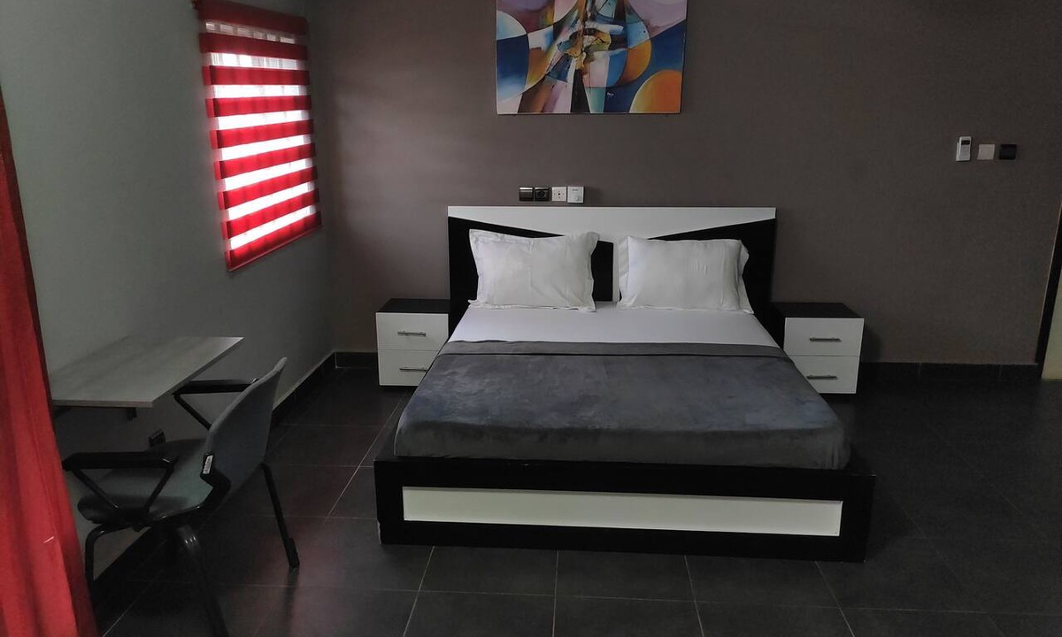 Lome House | Room-deluxe Double Bed Bedroom in Lome -