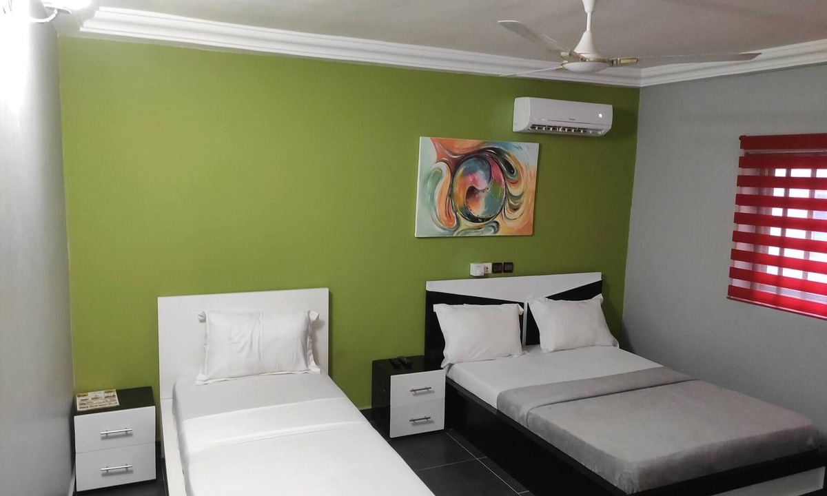 Lome House | Room-deluxe Twin Beds Bedroom In Lome To