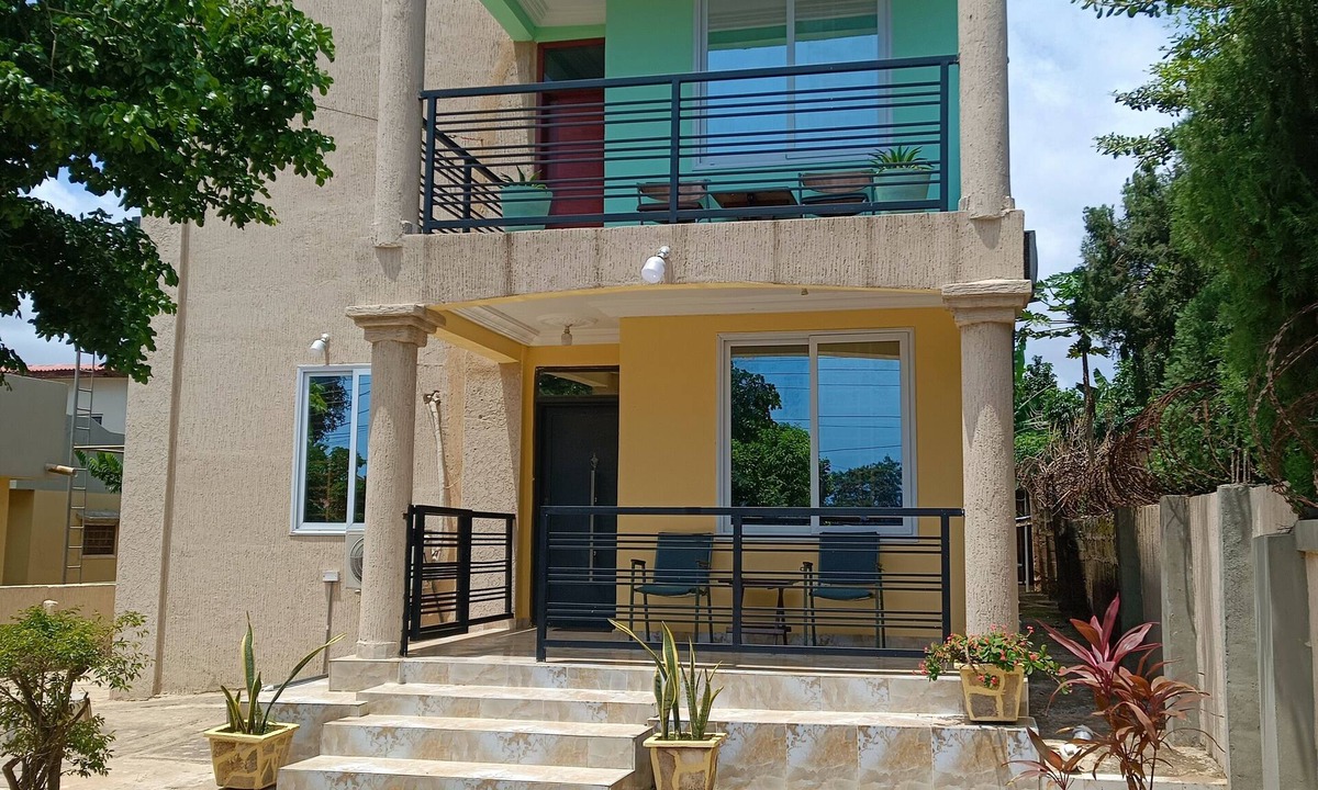 Accra House | Spacious 6-bedroom house with WiFi and AC in Greater Accra Region-tantra hill