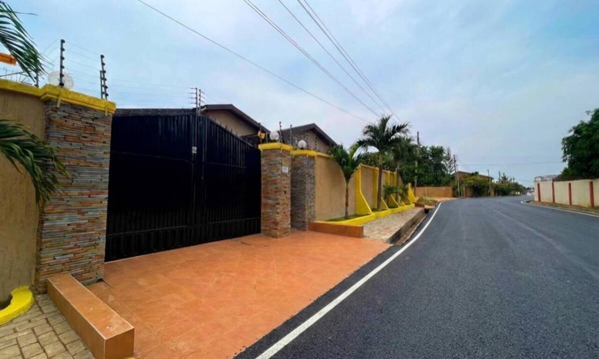 Kwabenyan Apartment | Tina's Court is a charming 2-bedroom apartment in Ashongman Estate, Accra Ghana