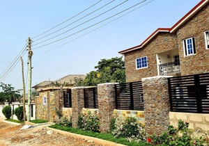 Spacious, Quiet & Cozy- Close to Highway-Parking