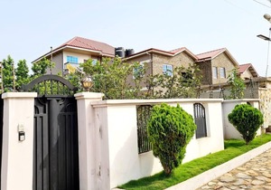Spacious, Quiet & Cozy- Close to Highway-Parking