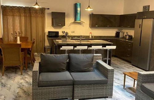 Accra Villa | 3 Bed Villa-Private Garden-OffStreetParking-AirCon