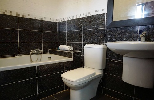 Kwabenyan Hotel | Accra Royal Castle Apartments & Suites
