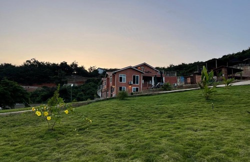 Biriwa Bed & Breakfast | Cozy Hill Gardens