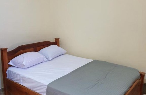 North Legon Apartment | FANTASTIC APARTMENT, TRAVELER AWARD WINNER 2024, 1 ensuite bedroom, WIFI, air condition, separate living room, 2 toilets, 2 walk in shower rooms, hot water, separate kitchen, restaurant, bar, garden, 24 hour security, 20 minutes airport, North Legon Accra
