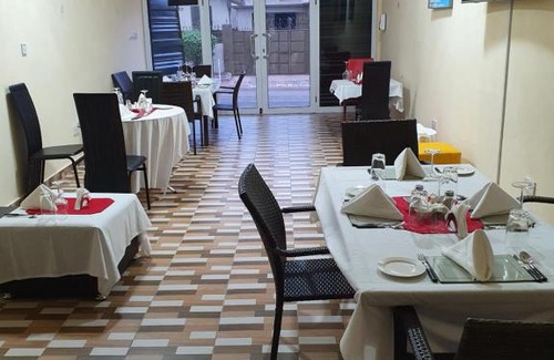 North Legon Apartment | FANTASTIC APARTMENT, TRAVELER AWARD WINNER 2024, 1 ensuite bedroom, WIFI, air condition, separate living room, 2 toilets, 2 walk in shower rooms, hot water, separate kitchen, restaurant, bar, garden, 24 hour security, 20 minutes airport, North Legon Accra