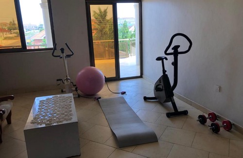 Nungua House | Magnificent mansion with ample parking!