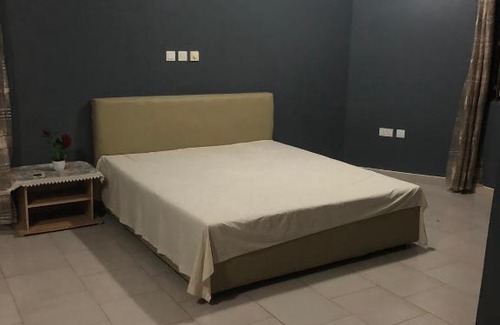 Nungua House | Magnificent mansion with ample parking!