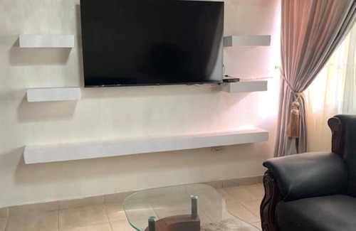 Accra House | Spacious 5-bedroom house in awesome Accra with WiFi, AC
