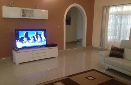 Tema House | VACATION HOME: Luxury 3 bedroom house