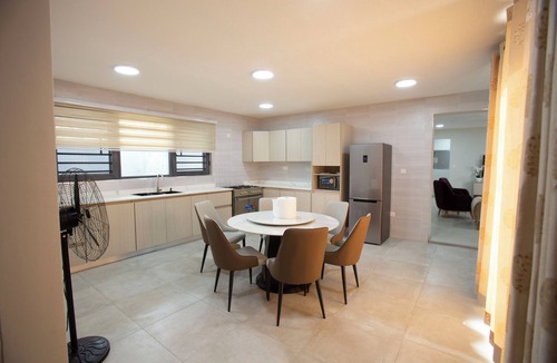 Accra House | 2 Bedr Oasis. Luxury. Airport pick up+WiFi+Breakfast items. Peaceful yet central