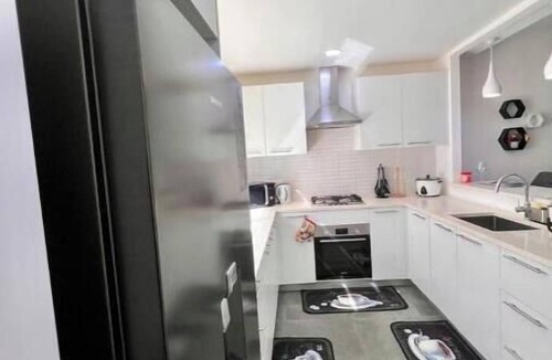 Kweiman House | 2br Townhome WiFi + Pool 10 mins to Aburi