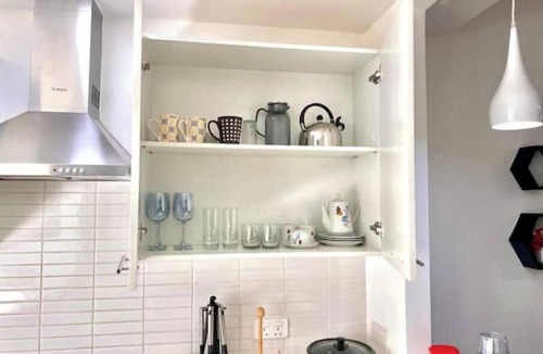 Kweiman House | 2br Townhome WiFi + Pool 10 mins to Aburi