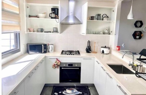 Kweiman House | 2br Townhome WiFi + Pool 10 mins to Aburi