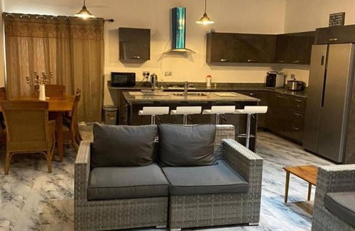 Accra Villa | 3 Bed Villa-Private Garden-OffStreetParking-AirCon