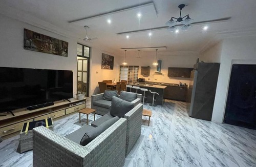 Accra Villa | 3 Bed Villa-private Garden-offstreetparking-aircon