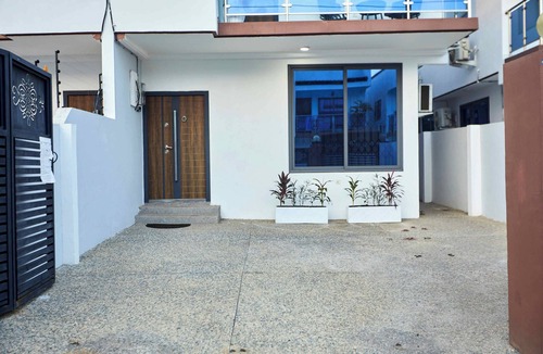 Kwabenyan House | 3-bedroom 3.5-ba house in a gated community in Accra with AC. Family-friendly