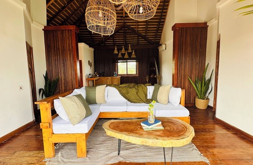 Beyin Villa | 3-bedroom Luxury Villa near Nzulezu with WiFi, AC and Free Breakfast
