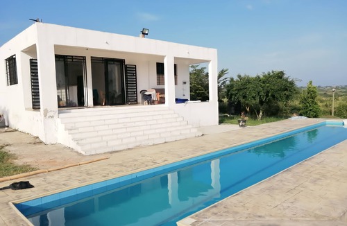 Dansoman House | 3 bedroom vacation home with large pool
