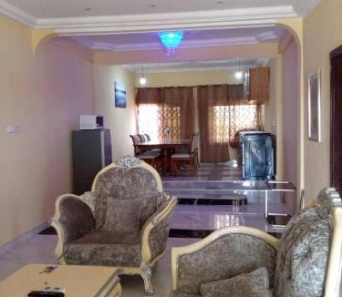 Mankessim House | 5 Bed House - Sleeps 8 - Wifi - Parking