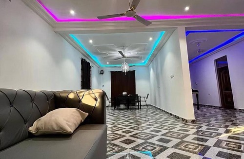 Nungua House | 5 Bedroom House Sleeps 12 -balcony -hired Security
