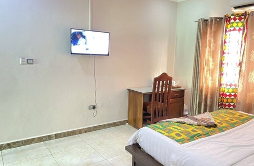 Sekondi-Takoradi Bed & Breakfast | A family with balcony bed and breakfast inclusive with hot tub and a walk shower