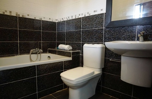 Kwabenyan Hotel | Accra Royal Castle Apartments & Suites