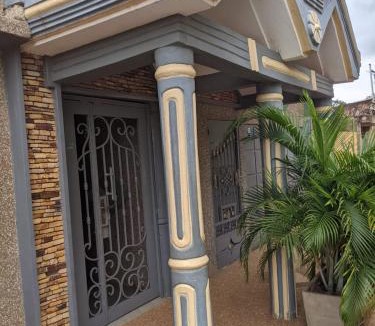 Lome Apartment | Appartement spacieux et meublé Lomé Togo 4 min de l'aéroport Wifi et Espace aéré gratuit Eau chaude Compteur Electrique personnalisé Gaz butane disponibles dont chargement à charge du voyageur