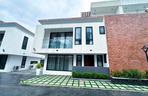 Teshie House | Artistic 3-Bed Townhouse w/Pool & Gym in Accra